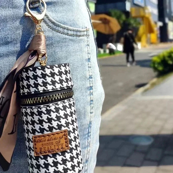 1 LEFT! Houndstooth Mini Vintage Barrel Bag Keychain - Picture 3 of 8
